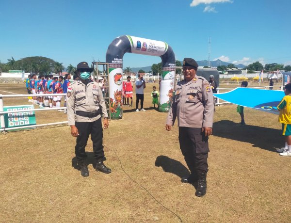 “Laga Panas, Pengamanan Tuntas: Polres Sikka Kawal Babak 8 Besar Soeratin U-17 hingga Berakhir Kondusif”