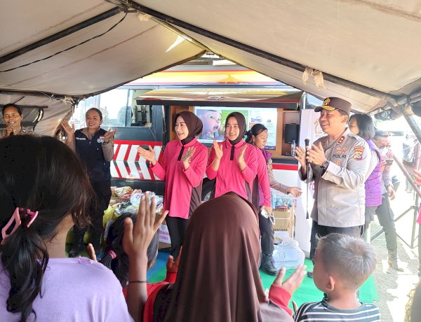 Kepedulian di Tengah Bencana, Kapolda NTT Kunjungi Pengungsi Gempa dan Beri Perhatian Khusus pada Anak-anak