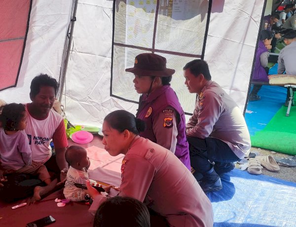 Polri Hadir Pulihkan Trauma Pengungsi Gempa di Posko Terpusat Gelora Samador Maumere