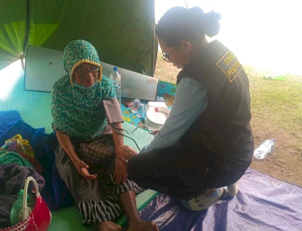 Sentuh Sisi Kemanusiaan, Sidokkes Polres Sikka Pastikan Kesehatan Pengungsi Gelora Samador Tak Terabaikan