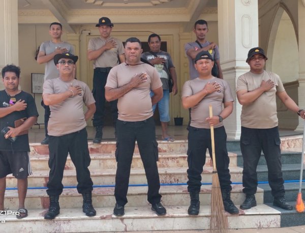 Polres Sikka Bergerak Pulihkan Dampak Gempa, Tujuh Personel Samapta Bersihkan Puing Gereja St. Thomas Morus