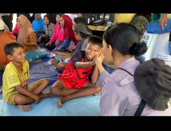 Sentuhan Kasih Srikandi Bhayangkara: Polwan Polres Sikka Usap Duka Pengungsi Nangahale lewat Akses Kepedulian