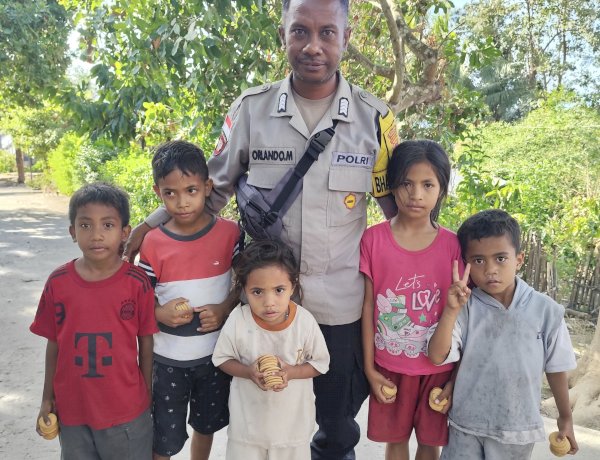 Gempa M 7,7 Guncang Palue, Bhabinkamtibmas Polres Sikka Hadir Bawa Senyum untuk Anak-Anak Korban Bencana