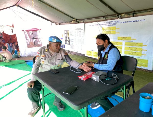 Pastikan Kondisi Personel Tetap Prima, Sidokkes Polres Sikka Periksa Kesehatan dan Salurkan Obat bagi Petugas Pengamanan Posko Pengungsian