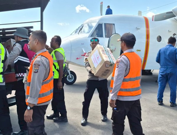 Langit Maumere Dipenuhi Misi Kemanusiaan, Bantuan dari Pesawat Cargo dan Cassa Polri Tiba