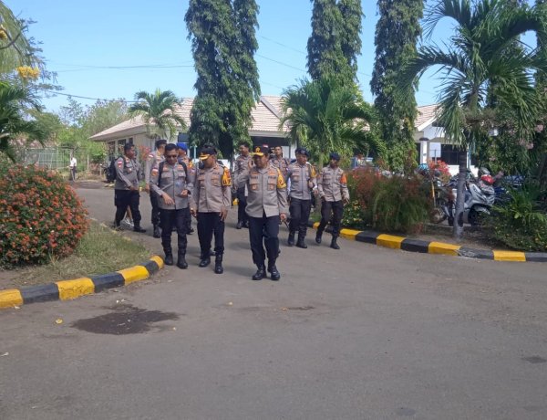 Jejak Kepedulian di Tengah Bencana, Kapolda NTT Tiba di Maumere Bawa Bantuan Bhayangkari Peduli Bagi Korban Gempa Flores