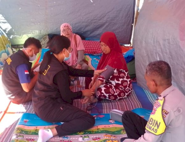 Polri Hadir Menjaga Kesehatan Pengungsi, Menguatkan Harapan Pascagempa Bumi di Sikka