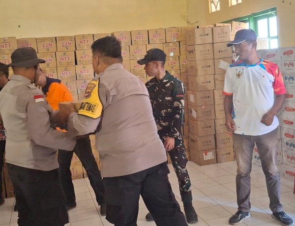 Dari Daratan ke Kepulauan, 400 Dos Air Mineral NTT Dikirim untuk Warga Terdampak Gempa Palue Sikka
