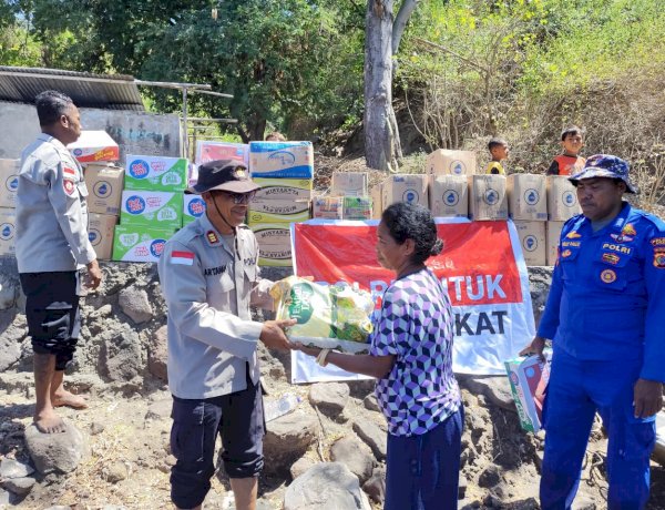 Menembus Laut Palue, Polri dan Bhayangkari Peduli Antar Bantuan untuk Warga Terdampak Gempa di Tuatebho
