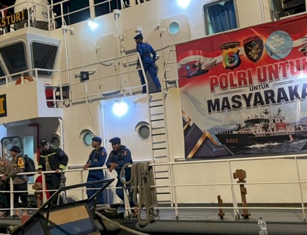 “Polri Tak Biarkan Palu’e Sendirian, KP KASTURI 6002 Menembus Laut Bawa 15 Ton Bantuan Kemanusiaan”