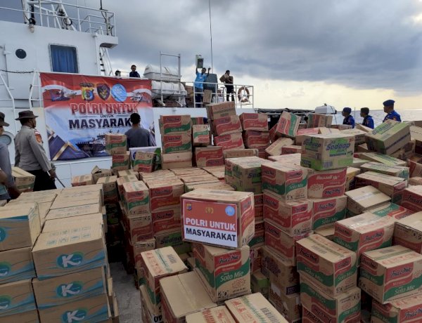 Menembus Laut Palue, Membawa Harapan: Polri Pulihkan Trauma dan Salurkan 15 Ton Bantuan untuk Warga