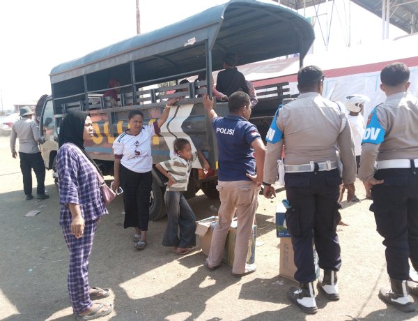 Polri Antar Pengungsi Pulang, Mobil Dinas Polres Sikka Bergerak Pastikan Warga Terdampak Gempa Kembali ke Rumah
