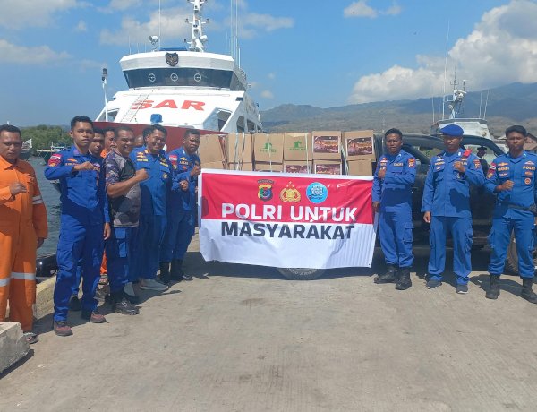 “Menembus Gelombang Demi Kemanusiaan, KP. SUKUR 3007 Antar 100 Dos Sembako untuk Korban Gempa Pemana Sikka”
