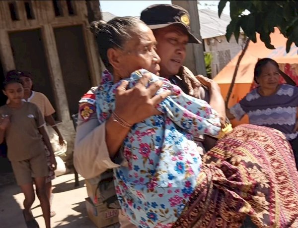 Polri Salurkan Bantuan untuk 155 KK Korban Gempa di Palue, Bhabinkamtibmas Sigap Evakuasi Lansia 75 Tahun