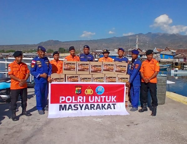 Membawa Harapan di Tengah Luka Gempa, Satpolairud Polres Sikka Menembus Pesisir Antar Bantuan untuk Warga