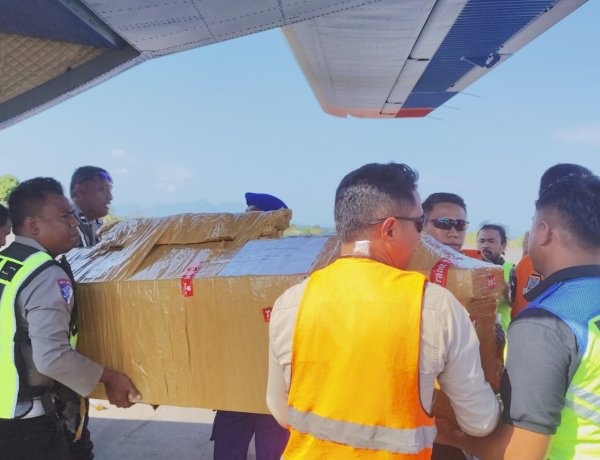 Pesawat Casa Polri Bawa Pulang Jenazah drh. Alfonsius Mehan dari Papua ke Tanah Sikka
