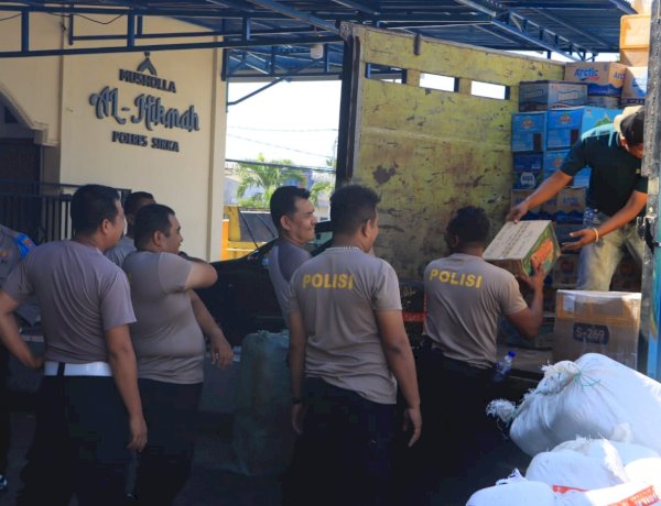 “Bantuan Gempa Flores Tiba di Polres Sikka, Kepedulian Polres Kupang Menyentuh Warga Palue.”