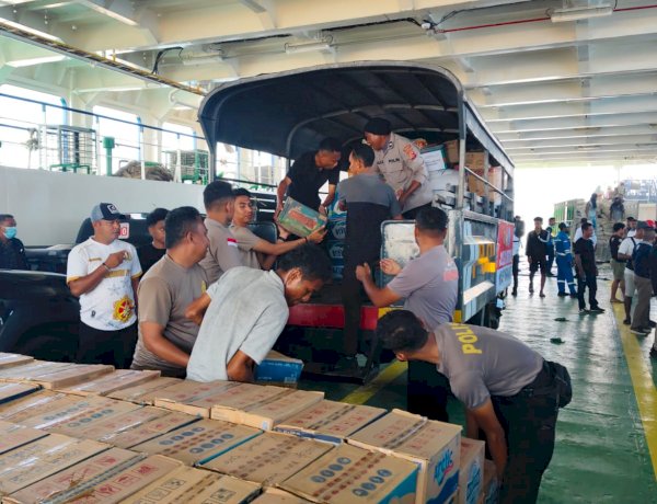 “Menembus Jarak, Mengantar Harapan: Polres Sikka Hadir untuk Warga Palue Terdampak Gempa”