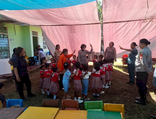 Sat Binmas Polres Sikka Tebar Keceriaan dan Kepedulian di TK San Karlos Habi