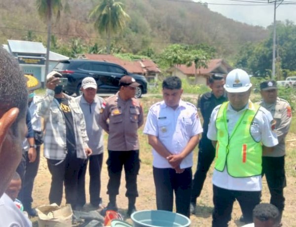 Dukung Pembangunan Kawasan Pesisir, Polsek Paga Polres Sikka Hadiri Peletakan Batu Pertama KNMP Lowolabo