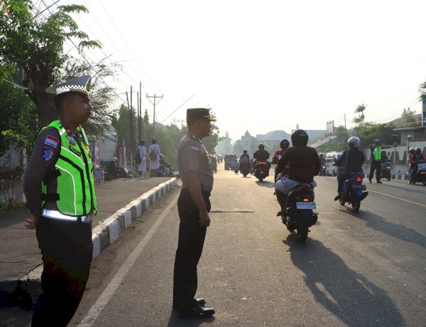 Kapolres Sikka Pimpin Strong Point Pagi, Polri Bersama Masyarakat Wujudkan Lalu Lintas yang Aman dan Tertib