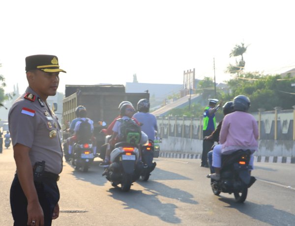 Polres Sikka dan Jajaran Polsek Kawal Aktivitas Pagi, Keselamatan Pelajar dan Pengguna Jalan Diutamakan