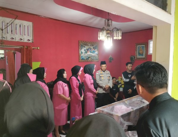 Saat Duka Menyelimuti, Kapolres Sikka dan Bhayangkari Berikan Dukungan bagi Keluarga Almarhumah