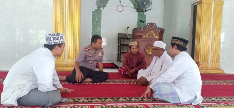 Kapolres Sikka Bersilaturahmi Dengan Ketua MUI Kab. Sikka Seusai Pelaksanaan Sholat Jumat, Ajak Tokoh Agama Tangkal Radikalisme