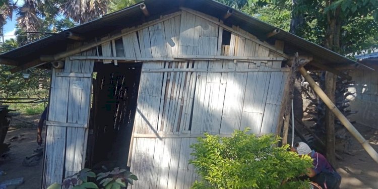Polres Sikka Lakukan Bedah Rumah Warga Tidak Mampu Di Desa Habi