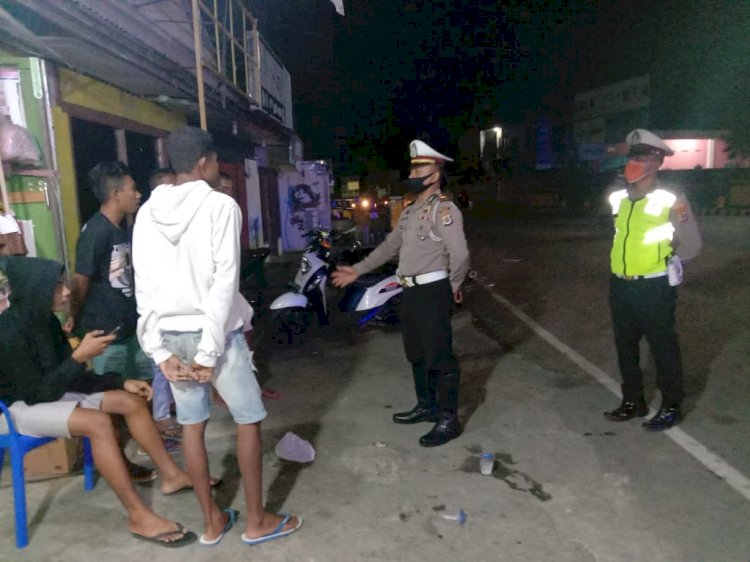 Sat Lantas Polres Sikka Patroli Malam, Sosialisasi New Normal Ke Warga Kota Maumere