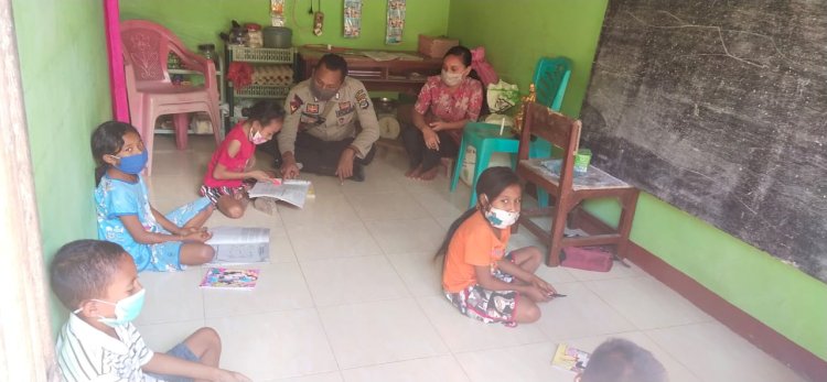 Monitoring KBM Di Rumah, Bhabinkamtibmas Desa Paubekor  Edukasikan Adaptasi Kebiasaan Baru Kepada Siswa SDK Tomu