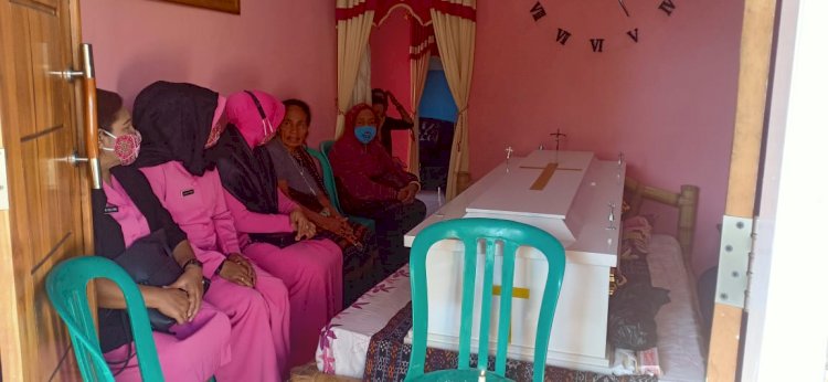 Wujud Bela Sungkawa, Kapolres Sikka Melayat Ke Rumah Duka Istri Dari Anggotanya Yang Meninggal