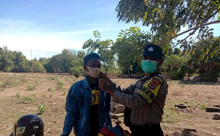 Sambangi Masyarakat, Bripka Yance Ajak Warga Dusun Kolisia Untuk Disiplin Pakai Masker