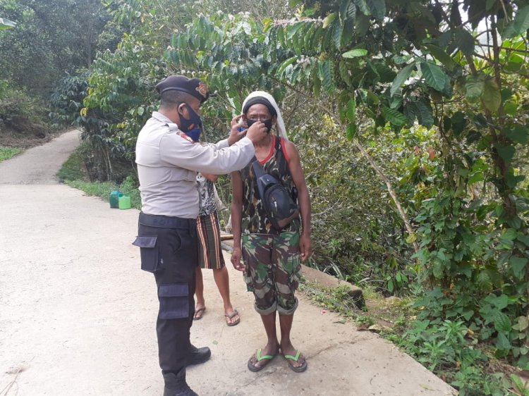 Penertiban Penggunaan Masker Bhabinkamtibmas Desa Ribang Laksanakan Operasi Yustisi