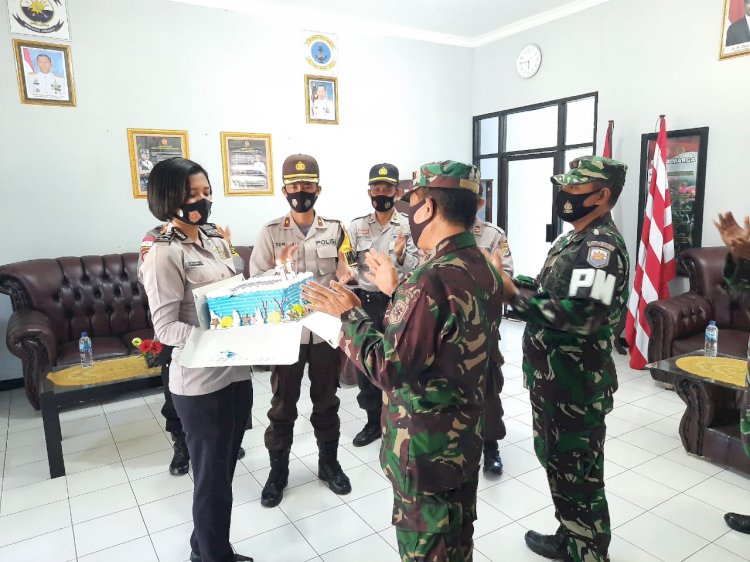 Polres Sikka Berikan Kejutan Hari Ulang Tahun TNI Ke Dandim 1603 Sikka Dan Lanal Maumere