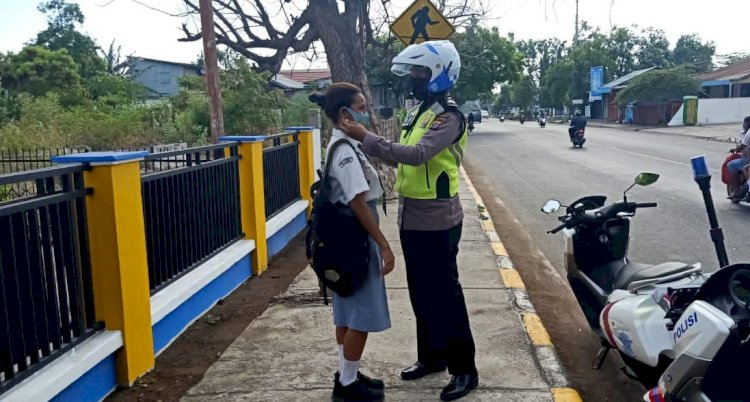 Polwan Sat Lantas Polres Sikka Lakukan Patroli Rutin Sembari Sosialisasikan Protokol Kesehatan