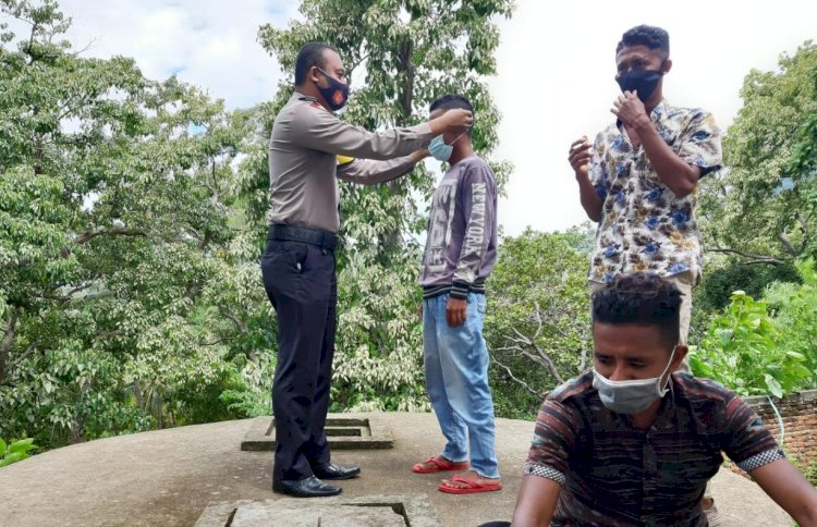 Disiplinkan Penggunaan Masker, Bhabinkamtibmas Desa Ian Tena Lakukan Operasi Yustisi Di Dusun Baobatung