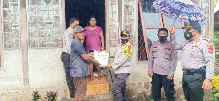 Kapolres Sikka Berikan Bantuan Kepada Korban Banjir Di Dusun Duli, Magepanda
