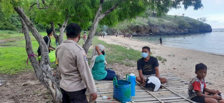 Bripka Rio Manaya Sosialisasikan Prokes Covid-19 Kepada Pengunjung Pantai Tanjung Kajuwulu