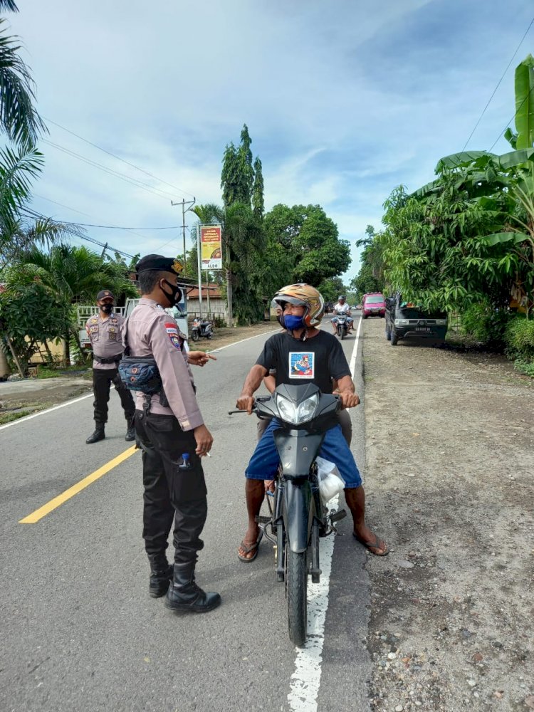 Polsek Nita Lakukan Operasi Yustisi Terhadap Pengendara Di Sepanjang Jalan Nita-Maumere