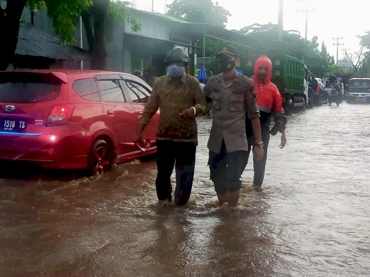 Kapolsek Alok Turun Langsung Bersama Personilnya Bantu Warga Saat Banjir Di Kel. Wolomarang