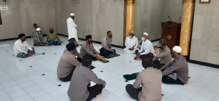 Safari Religi, Kapolres Sikka Laksanakan Ibadah Sholat Jumat Di Masjid Al Mujahidin Geliting