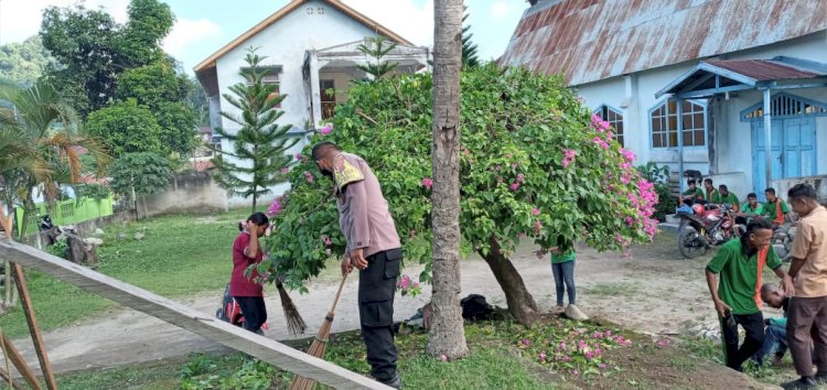 Menjelang Hari Raya Paskah, Aipda Dewa Bersama Masyarakat Desa Bhera Lakukan Kerja Bakti Bersihkan Gereja