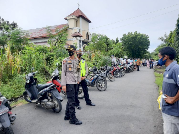 Wakapolres Sikka Cek Pengamanan Misa Pagi Sabtu Kudus di Beberapa Gereja di Seputaran Kota Maumere