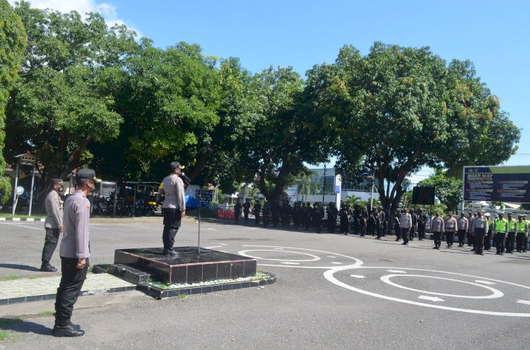 Kapolres Sikka Pimpin Apel Gelar Pasukan Persiapan Pengamanan Kedatangan Kapolri Dan Pangilima TNI Di Bandara Frans Seda Maumere