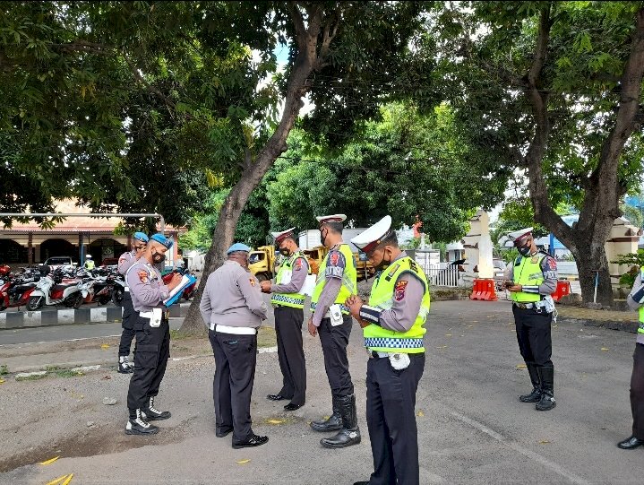 Kasipropam Polres Sikka Lakukan Pemeriksaan Kelengkapan Diri Personil