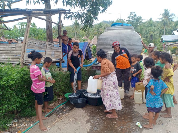 Polres Sikka salurkan bantuan air bersih untuk masyarakat Desa Paga dan Desa Nuaria