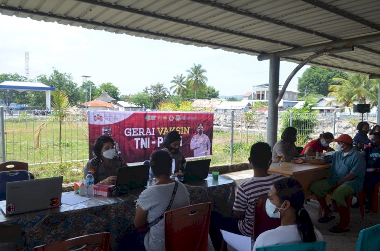 Gerai Vaksin TNI-Polri Hadir Di Pelabuhan Lauren-Say Maumere