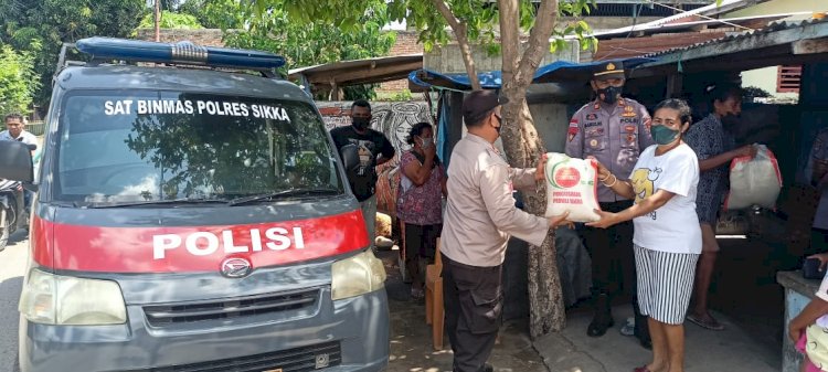 Baksos dan Penyerahan Bantuan 50 Paket Beras Oleh Kasat Binmas dan Kasat Tahti Bersama Anggota