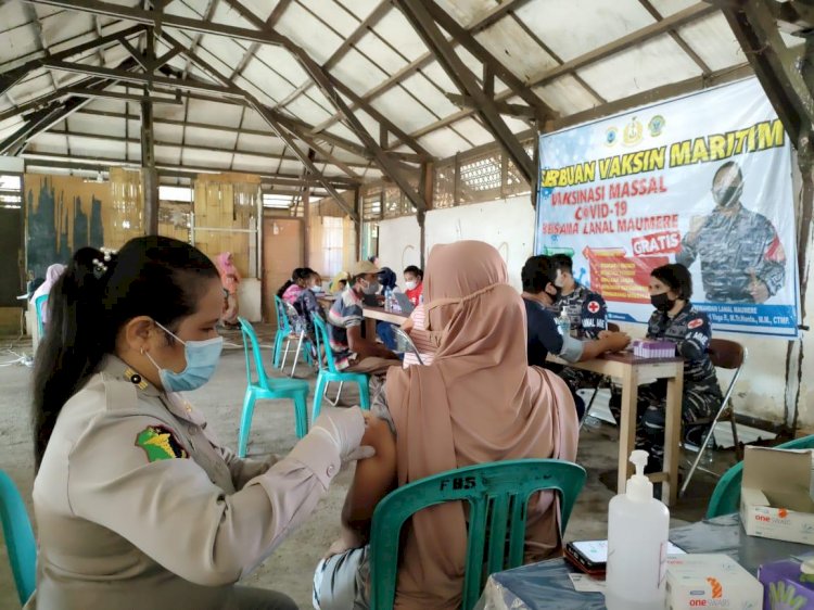 Gerai Vaksin TNI-POLRI Gelar Vaksinasi di Lanal Maumere